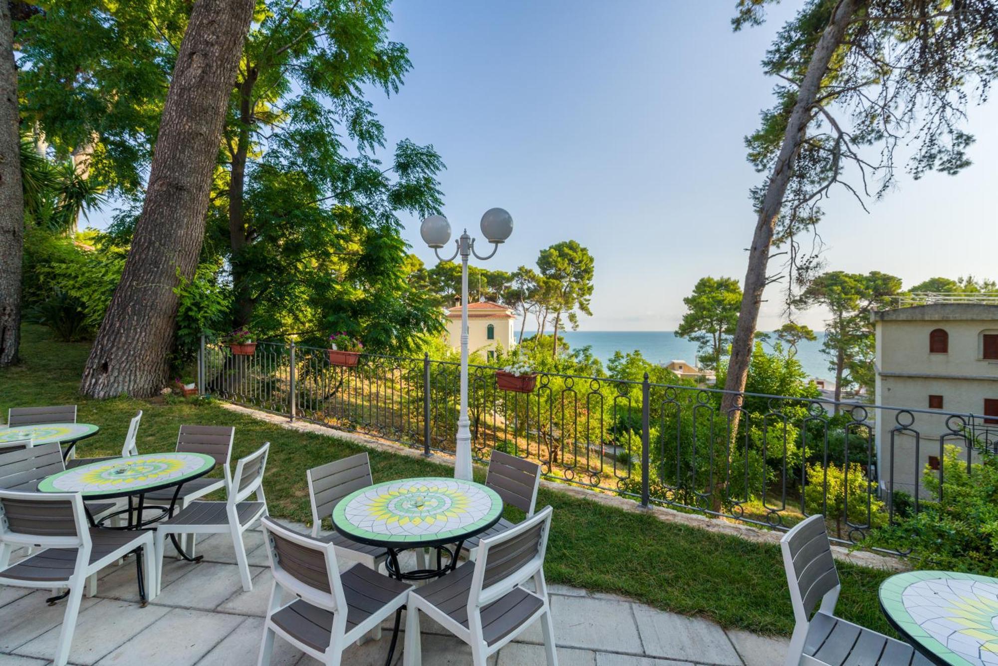 Park Hotel Villa Maria San Menaio Bagian luar foto